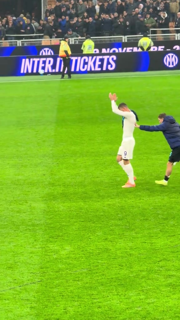 有情有义实拍巴雷拉把哲科推向北看台单独接受致敬