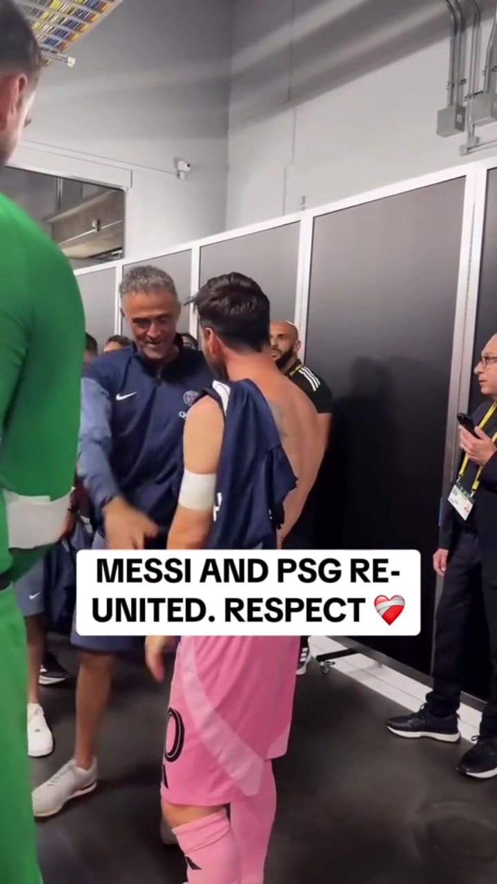 拥抱致敬梅西赛后在更衣室门口等巴黎球员拥抱