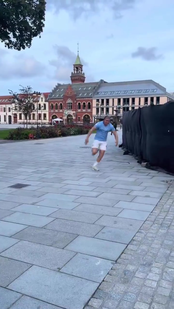 甚至是肉装版曼城球迷版哈兰德这块头