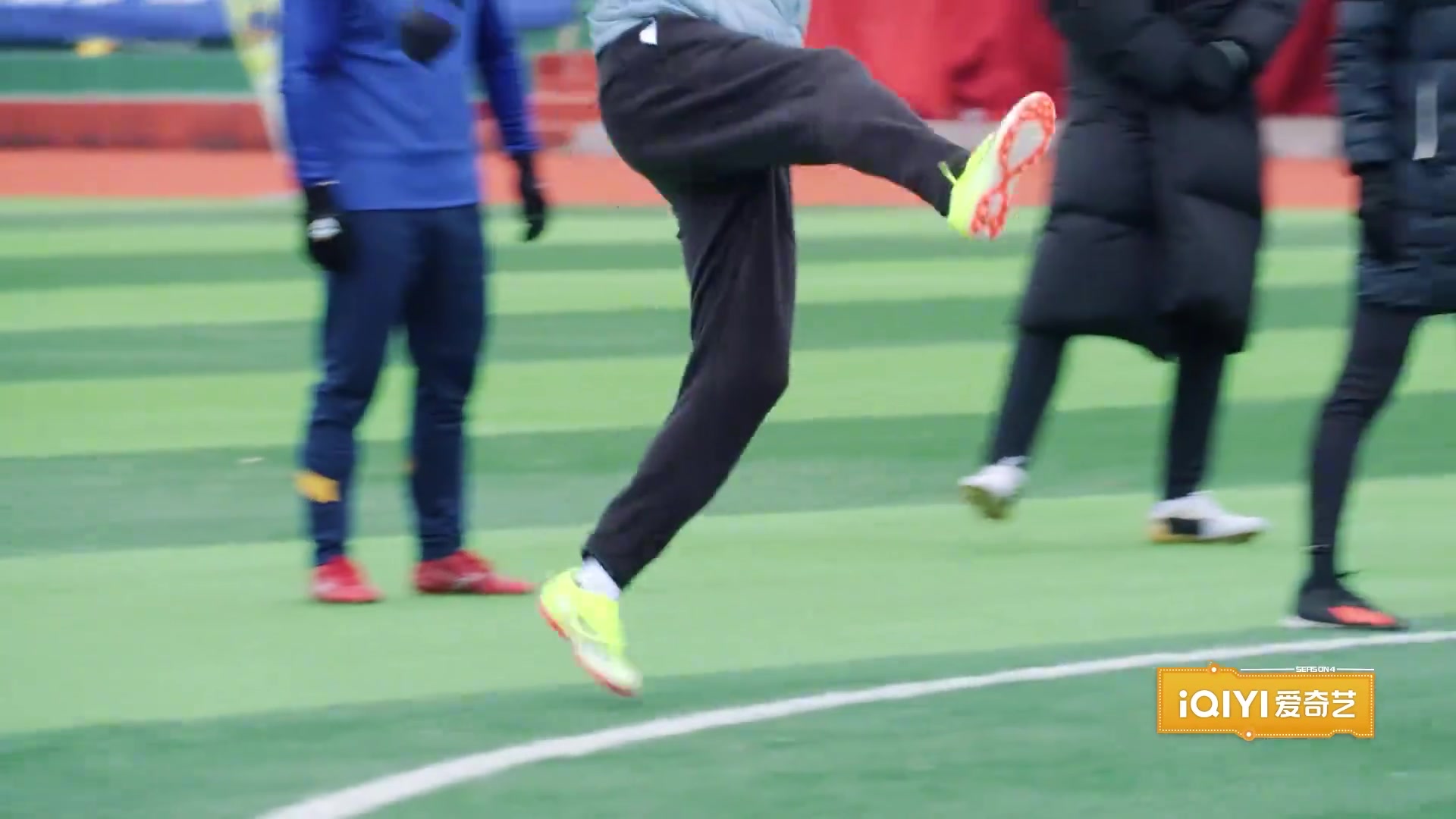 范志毅绝对放水了看看比赛就知道典型的重炮手后卫拿甲A金靴