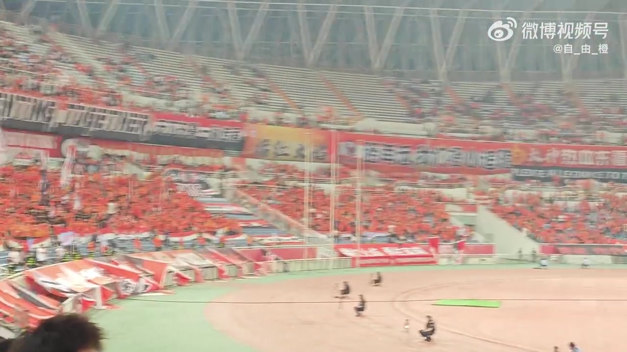比赛还没结束现实拍泰山球迷场高喊崔康熙下课
