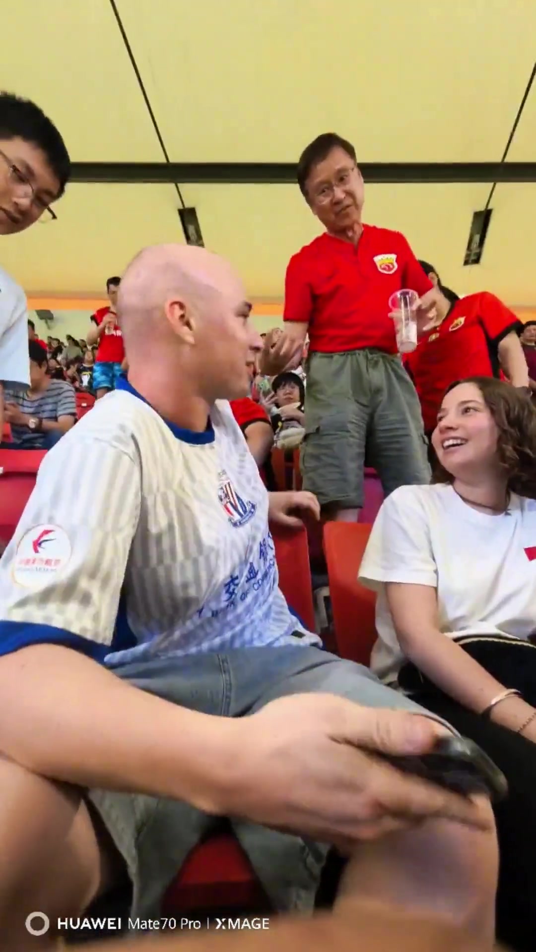 海港球迷带申花老外去买海港球衣老外原地换上了海港球衣