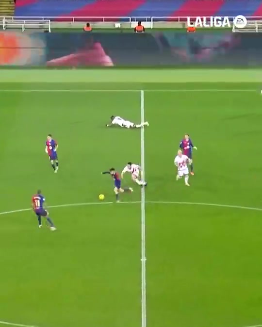 不愧是巴萨中场大核佩德里这次处理球震惊外网