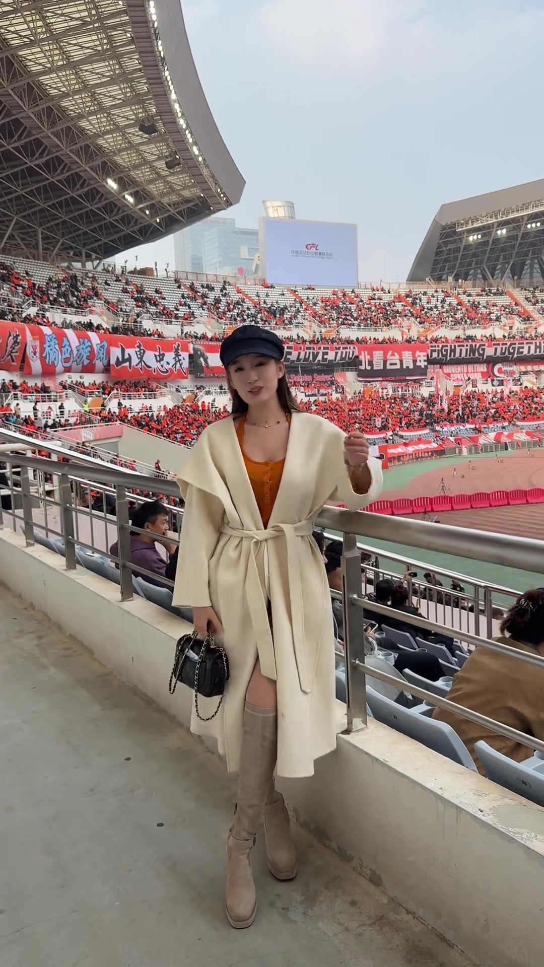 阿姨好啊泰山美女球迷雷姨风姿绰约今天我们都是泰山球迷