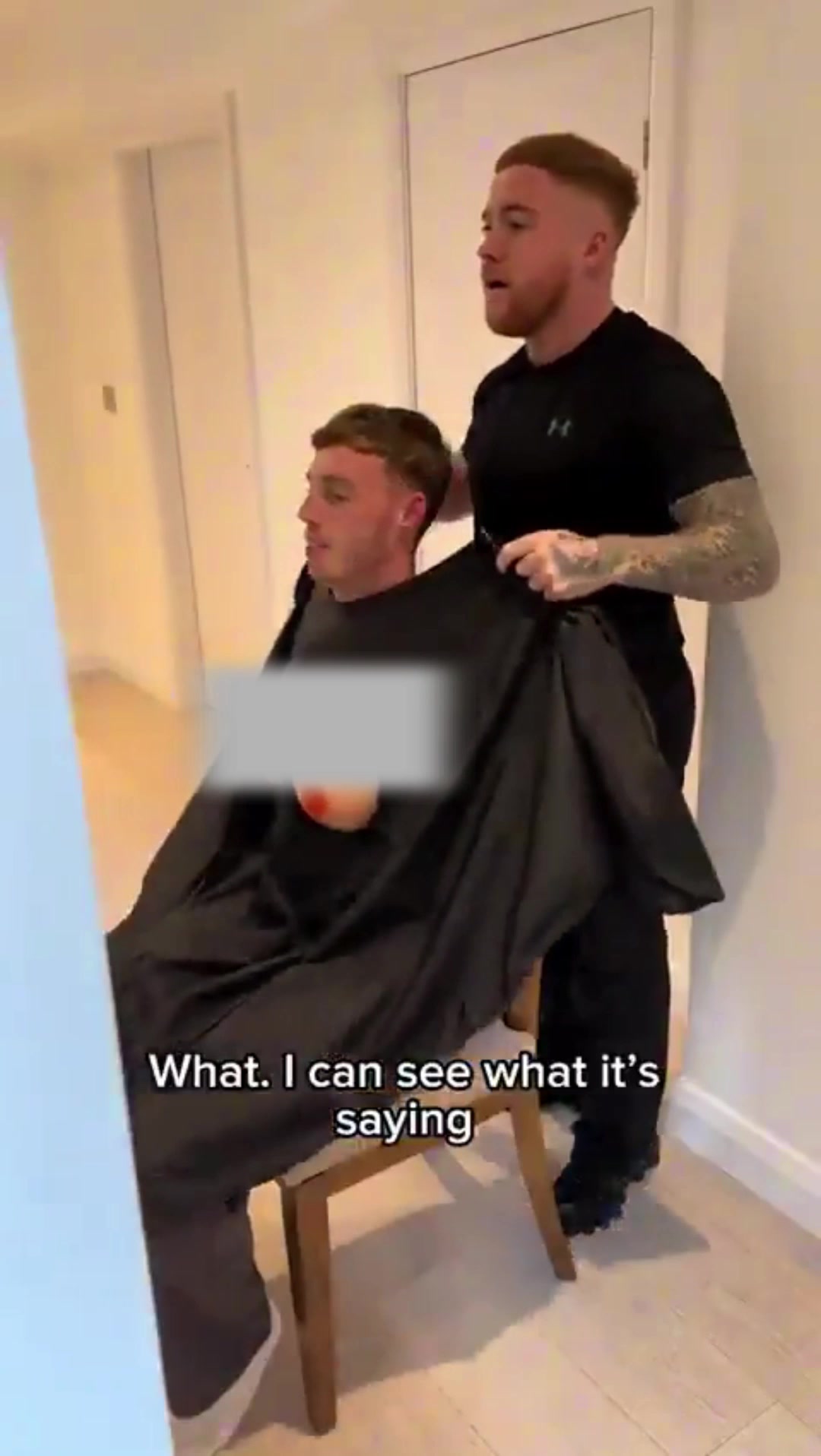 太闷骚啦理发师给帕尔默戴上了义乳帕尔默还自己捏了捏