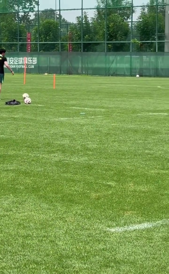 训练场实拍国安两大伤员杨立瑜和林良铭均已回归