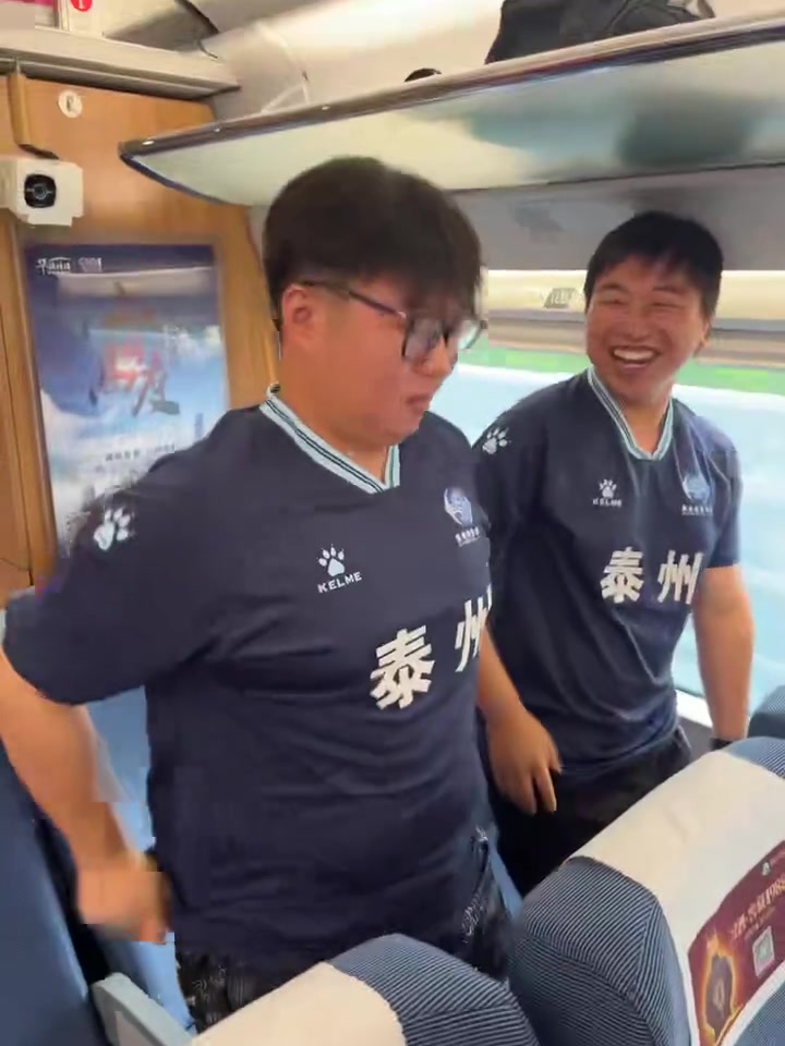 苏超专列 一车厢都是徐州人两个泰州小孩哥成大熊猫了