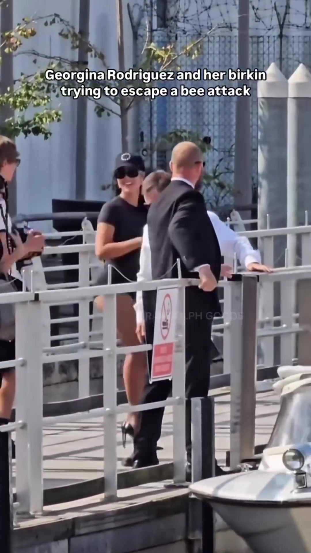 太吓人了乔治娜登游艇时遭蜜蜂偷袭