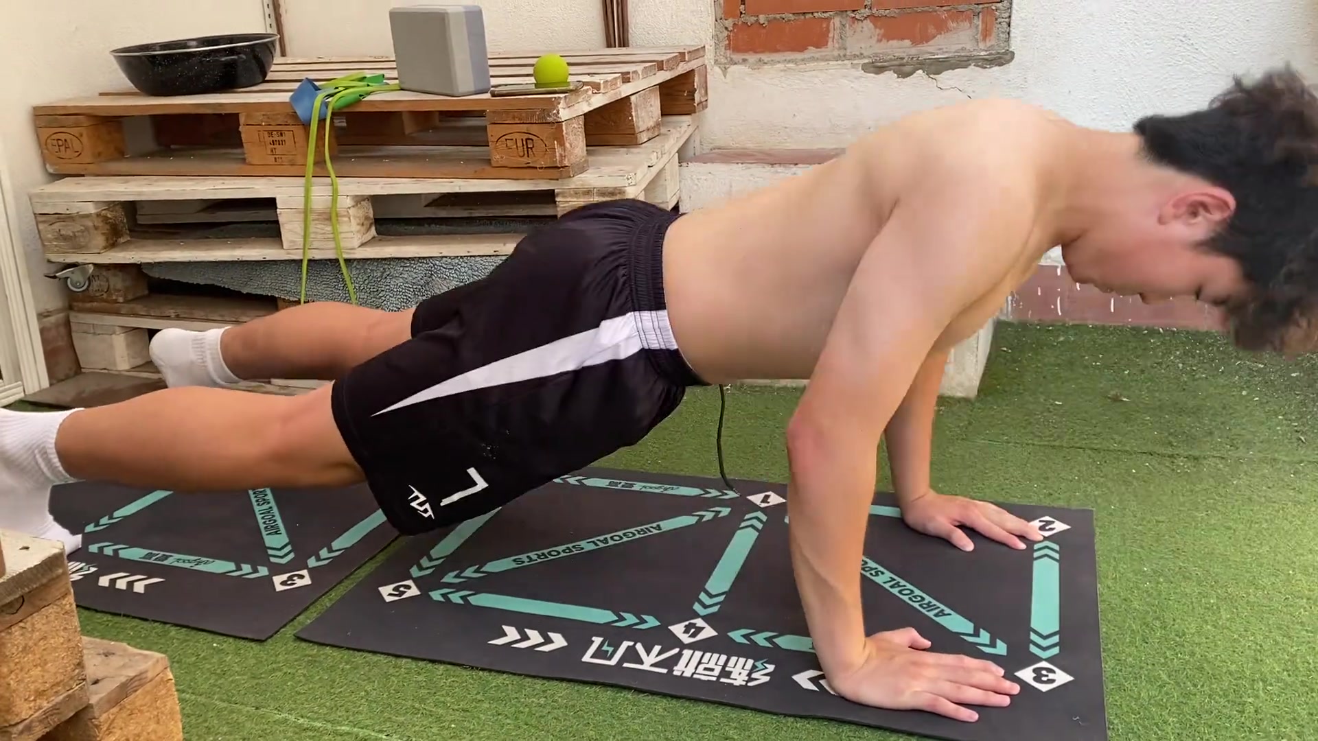 刘凯源这个年纪有这身材很不错了这体脂率应该低于10了