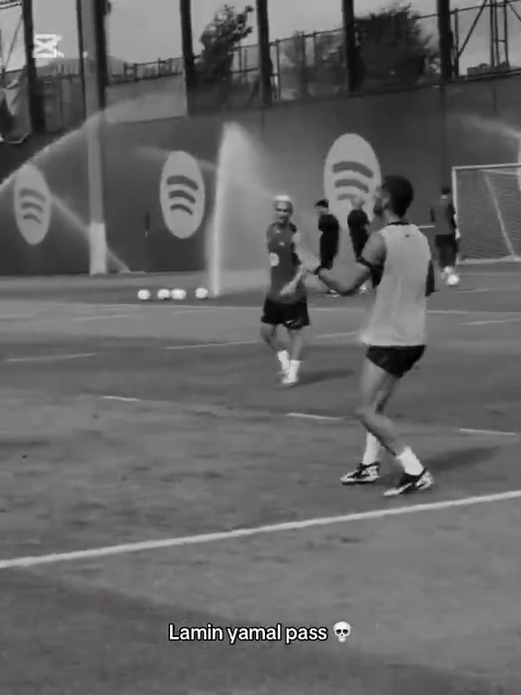 满满的灵性亚马尔训练中展示花式传球