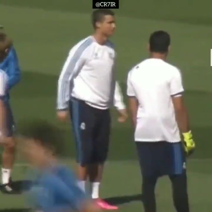 当C罗拥抱马塞洛后其他队友都嫉妒了