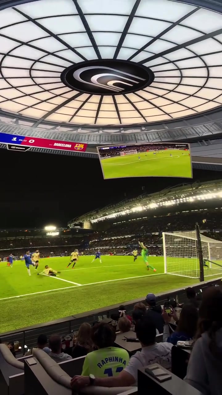 身临其境洛杉矶一家酒吧超大屏幕观看欧冠这完全就是在现场啊