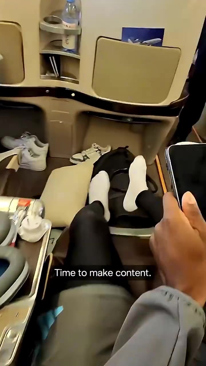 融入的很快啊伊兰加镜头下飞机上的纽卡球员