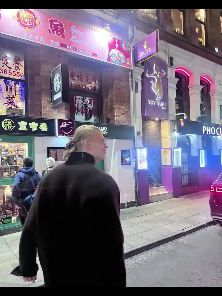 吃不完打包带走哈兰德去吃中餐和粉丝一起合影