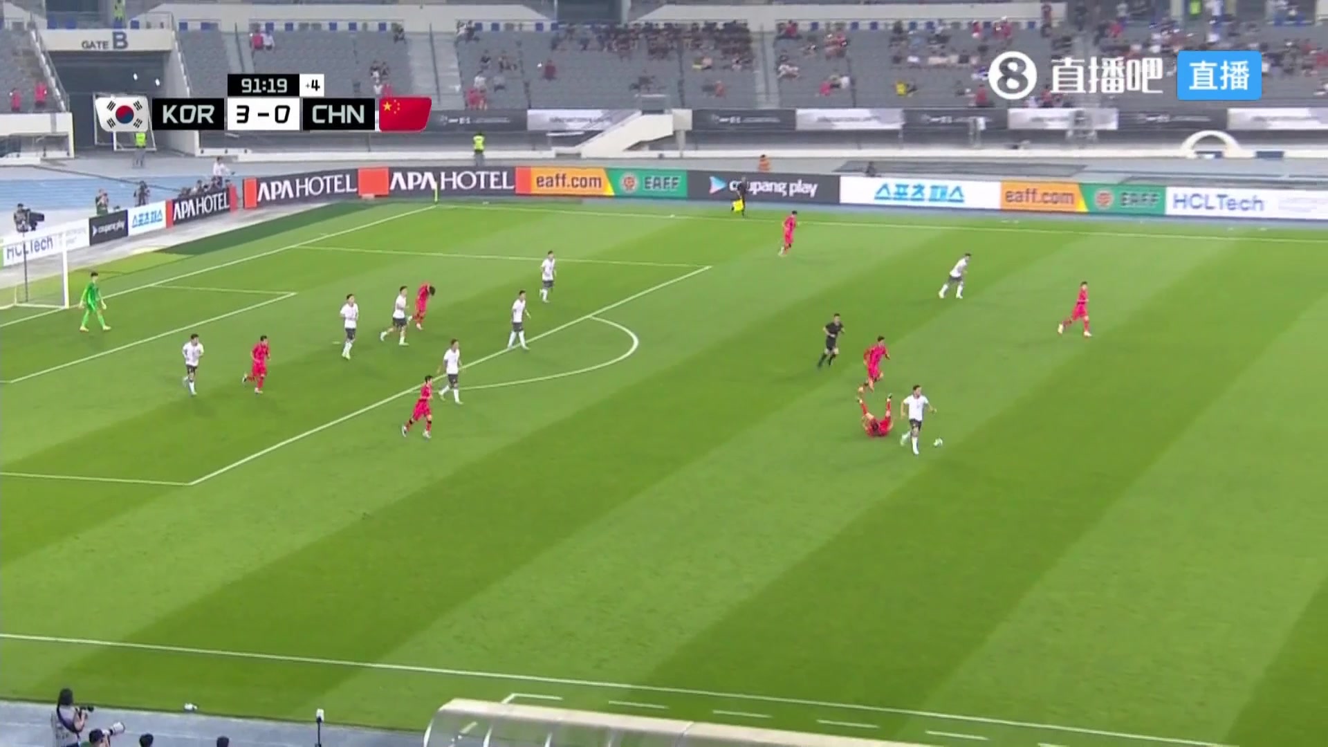 领先3球国足补时反击慢慢悠悠无人接应跑位韦世豪单带被断无奈摊手