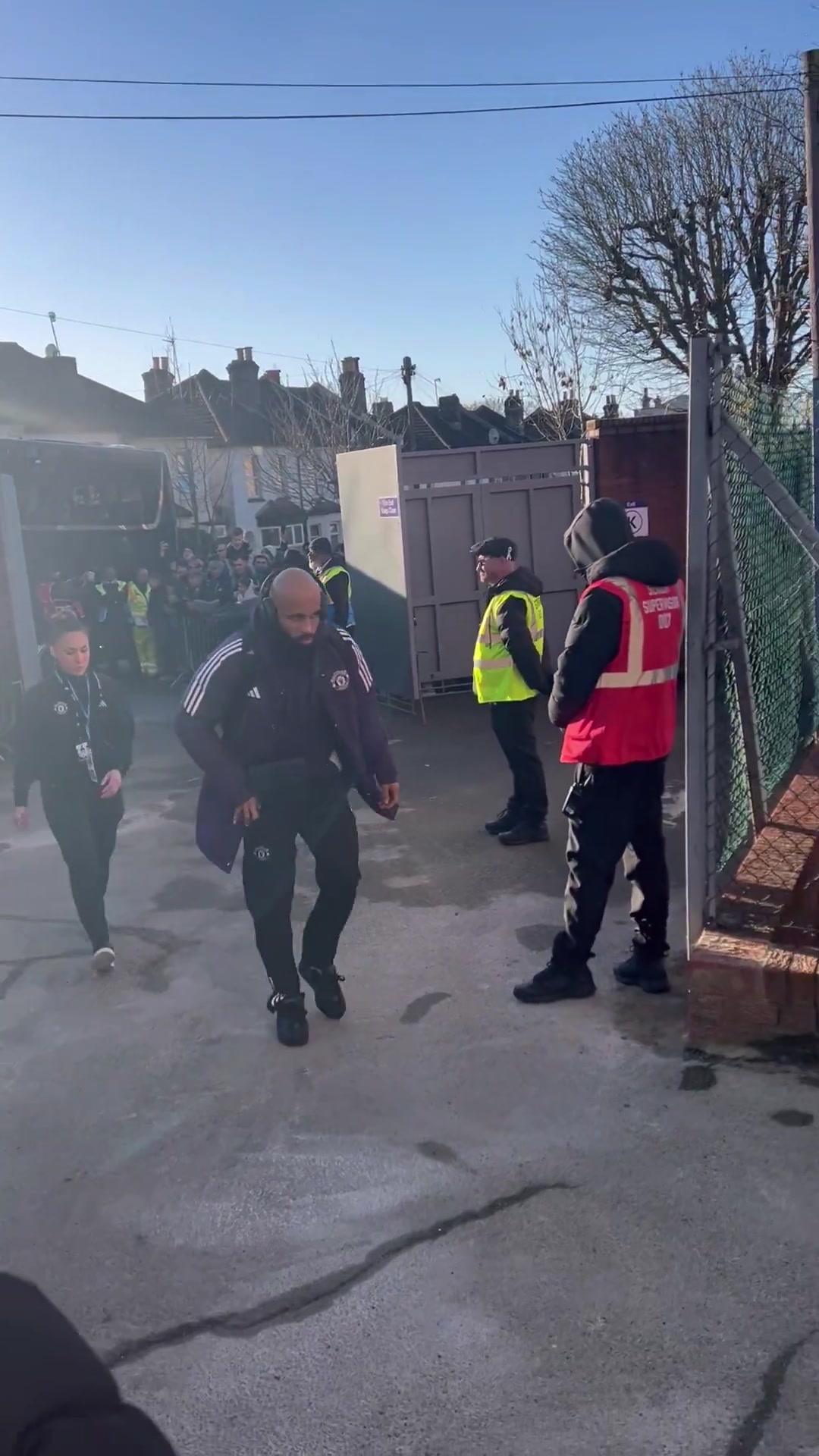 与水晶宫赛前姆伯莫被球迷拍到是最后一个下车的