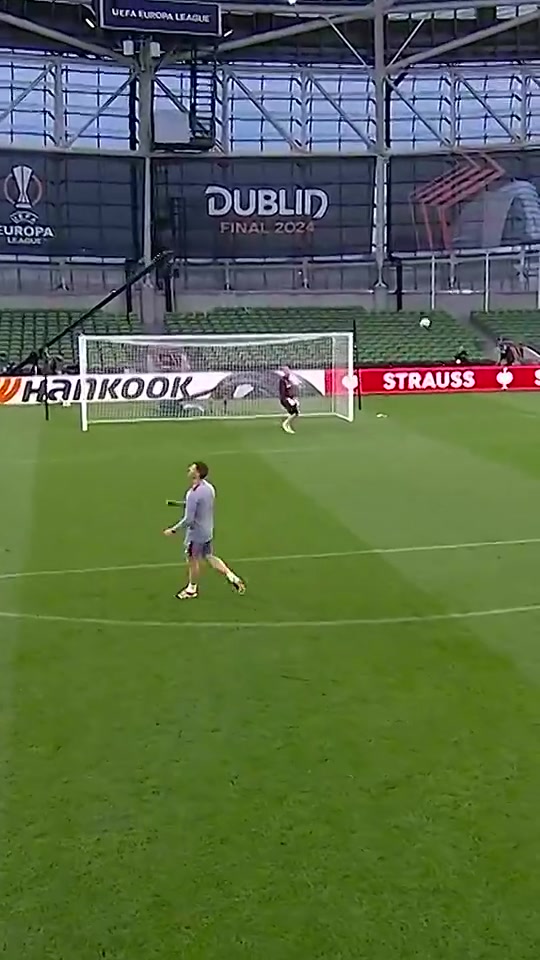 主教练正在热身阿隆索踩场训练中小试一脚任意球竟直奔死角