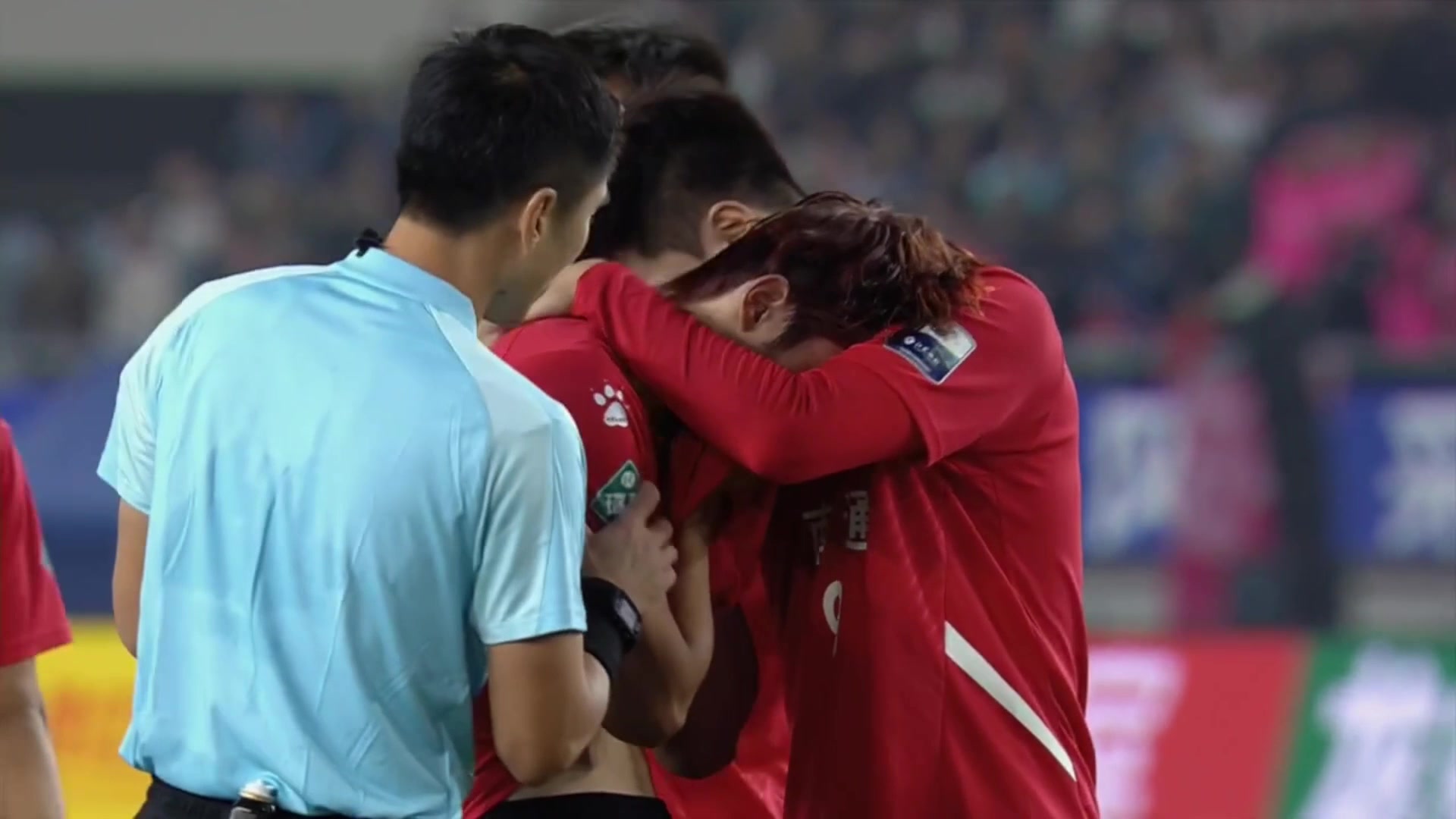 遗憾南通队球员李贤成失点丢冠后痛哭主裁马宁上前安慰