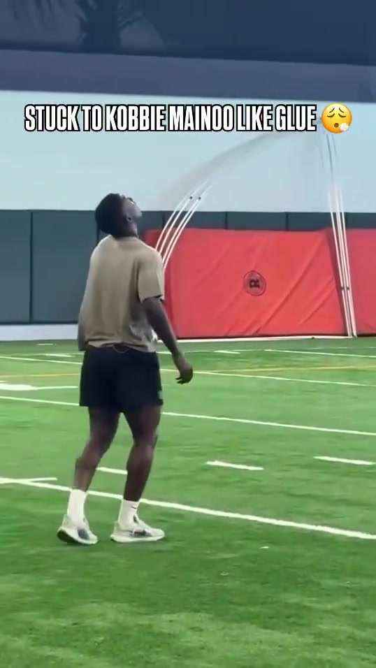 这鞋上难道有吸铁石梅努展示卸球能力