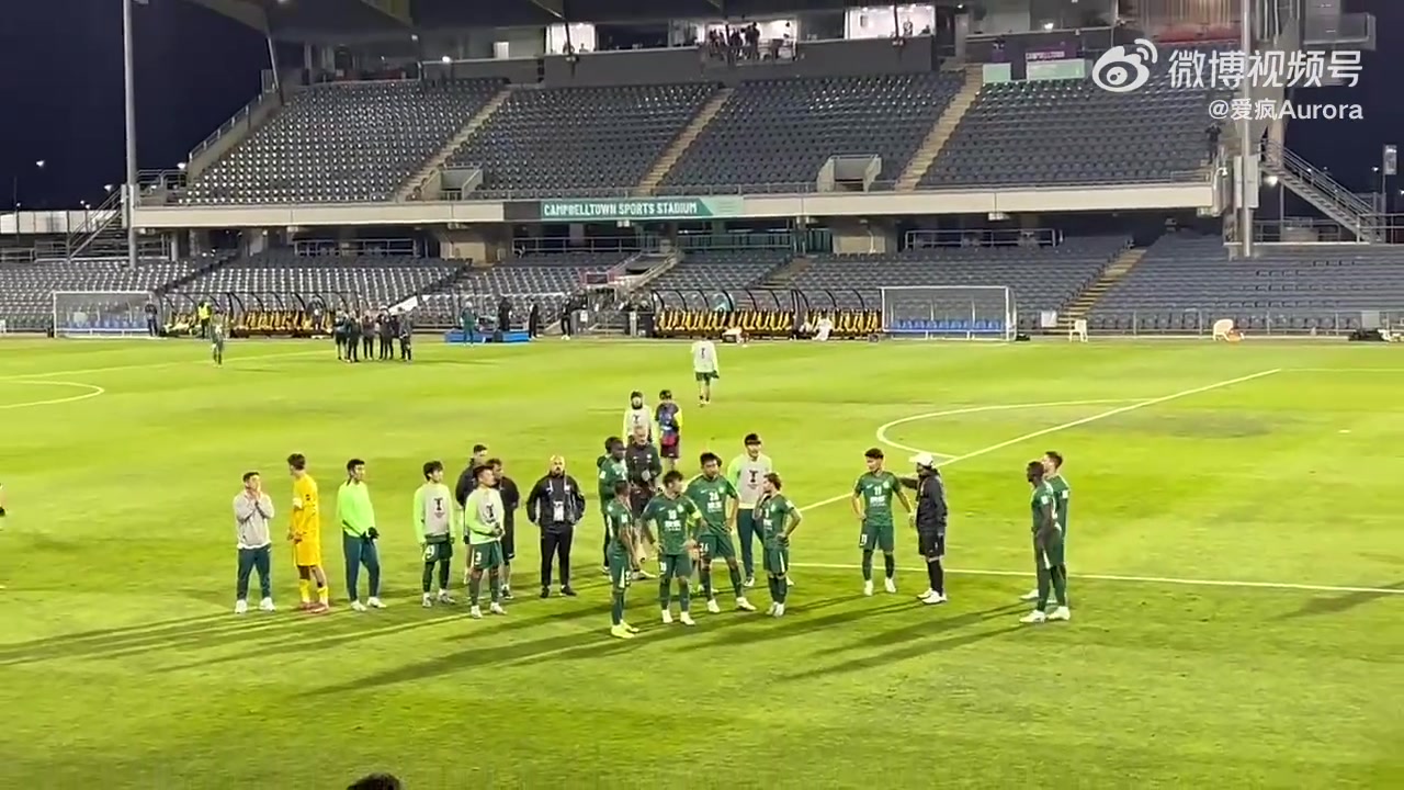 国安远征球迷赛后怒骂SB杨立瑜杨立瑜鼓掌竖中指回应