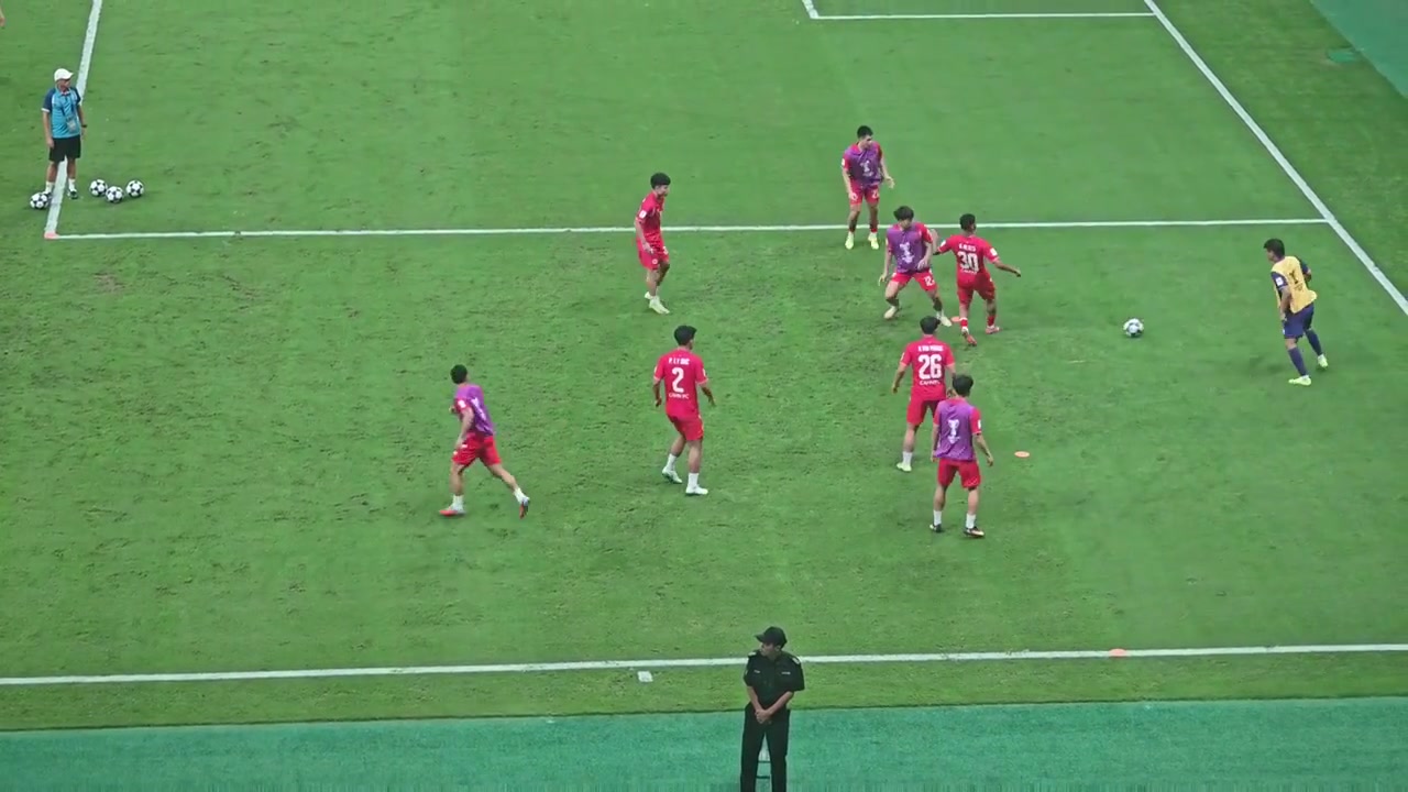 现场国安球迷中场休息看看人家的替补训练再看看自己的