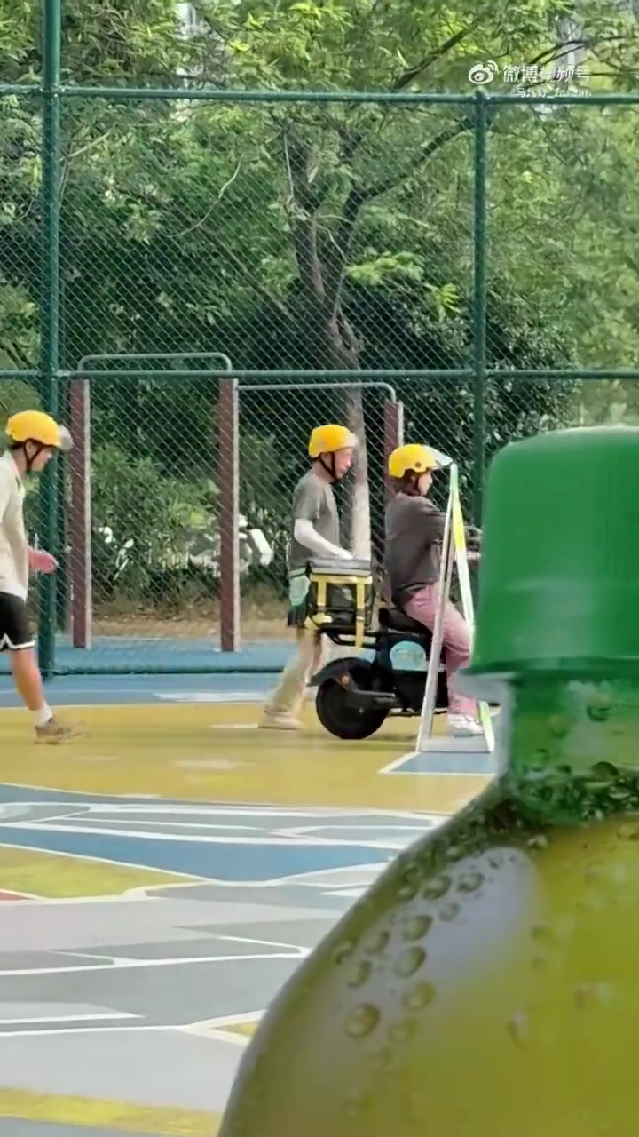马凡舒体验当外卖员不会骑电动车称自己连自行车都不会骑