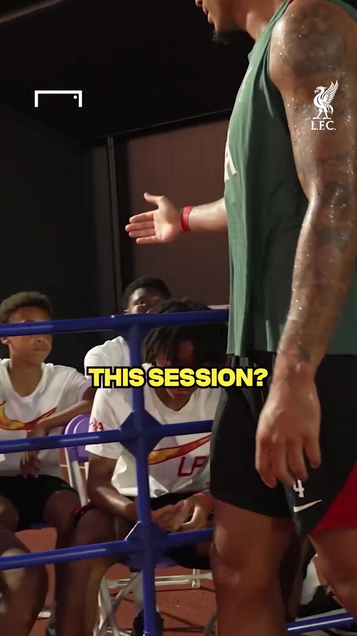 大佬的气质范迪克和小球员一一握手