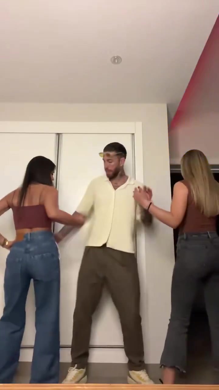 拉莫斯你好骚呀没想到你小子竟然和俩美女一起跳小舞