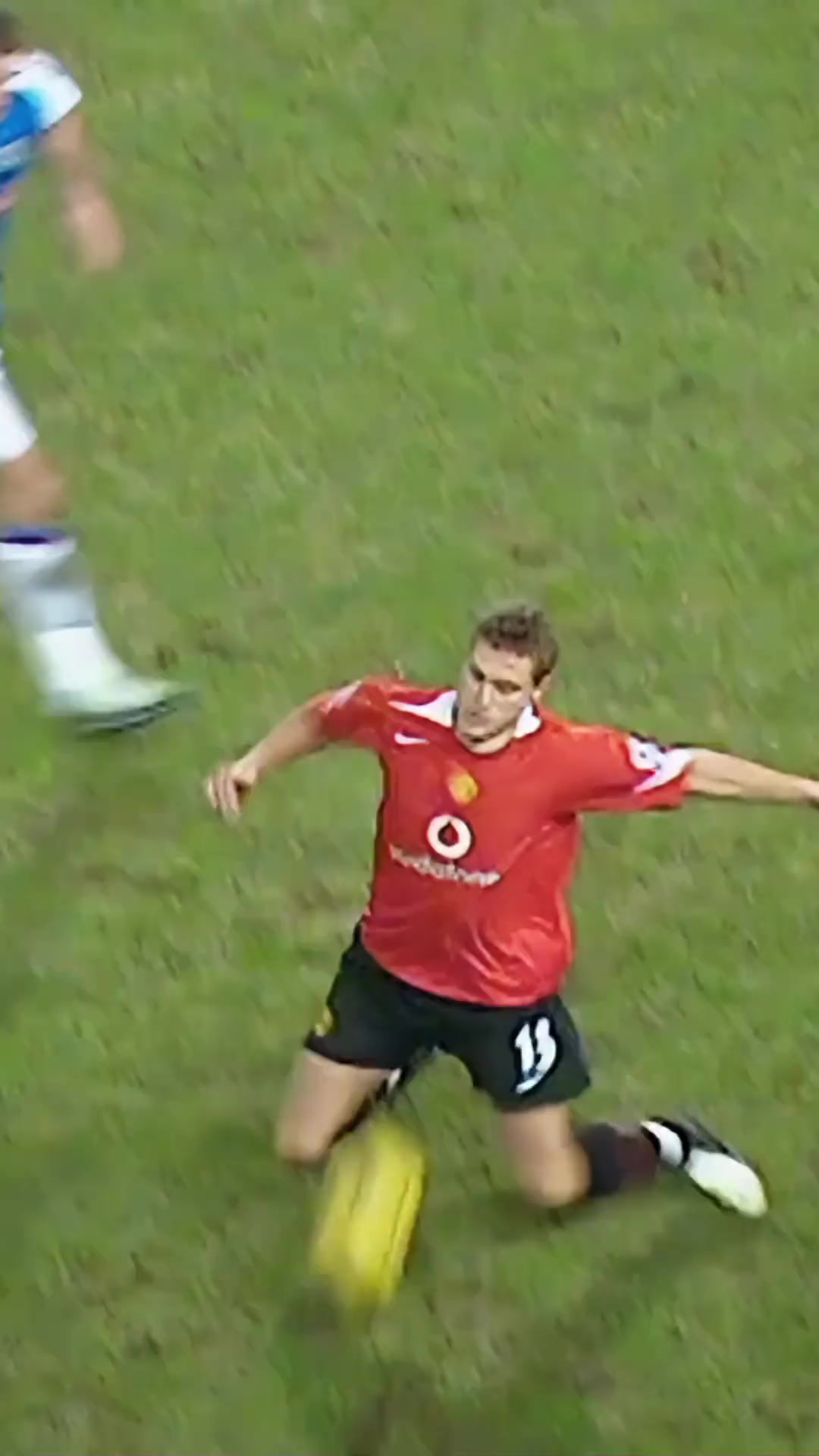 这就是职业球员的选择维迪奇用第三支脚停球