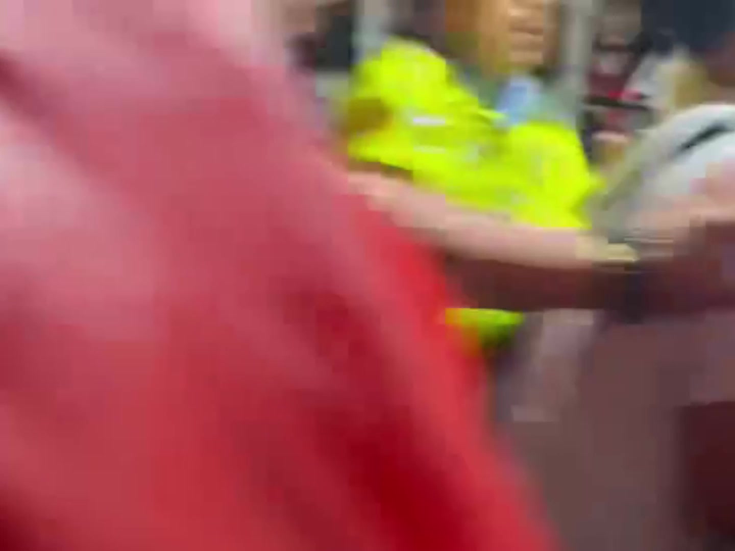 上海德比散场后落单的申花球迷遭到海港球迷围攻