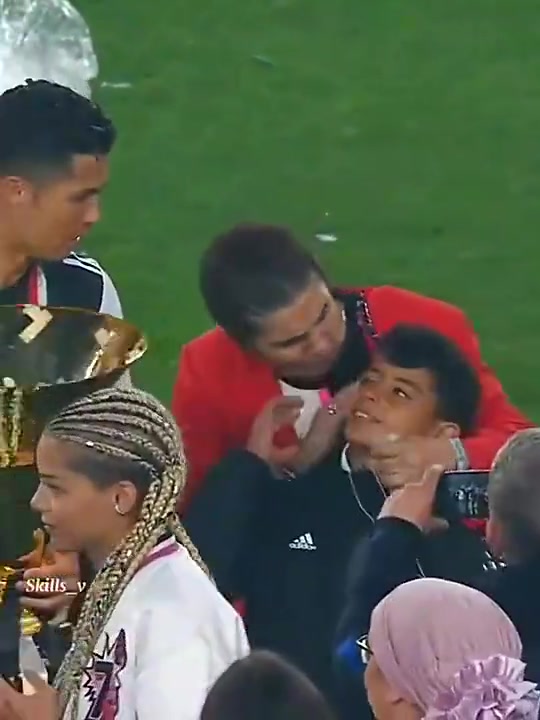 C罗名场面奖杯误伤迷你罗和乔治娜胸口