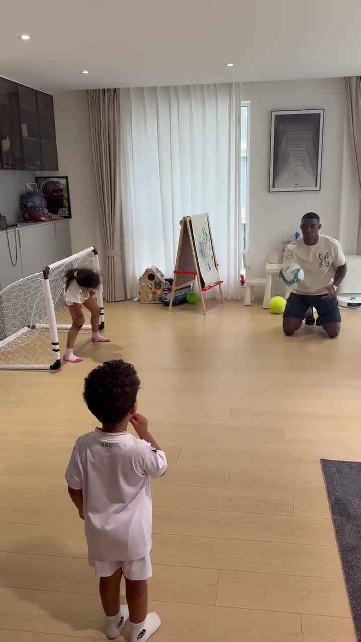 愉快的时光国安外援法比奥晒与儿女家里踢足球画面