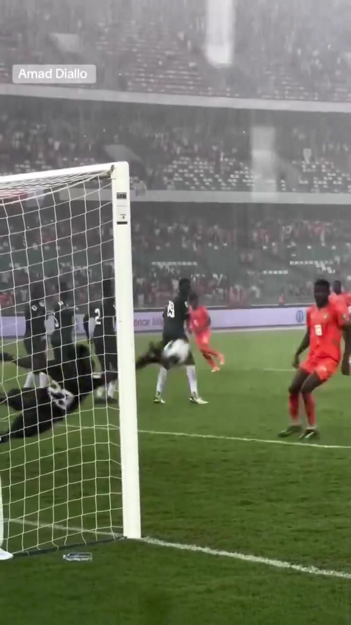 球迷实拍迪亚洛在科特迪瓦队打入精彩的任意球