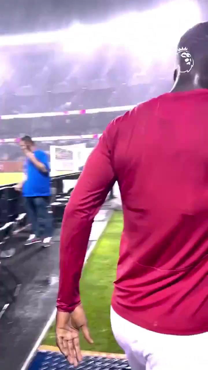 曼联4-1伯恩茅斯后梅努把自己的球衣送给了球迷