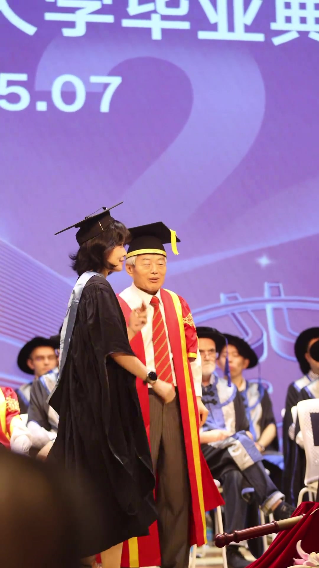 好飒西交利物浦大学女学生把泰山队庆祝动作带上毕业典礼