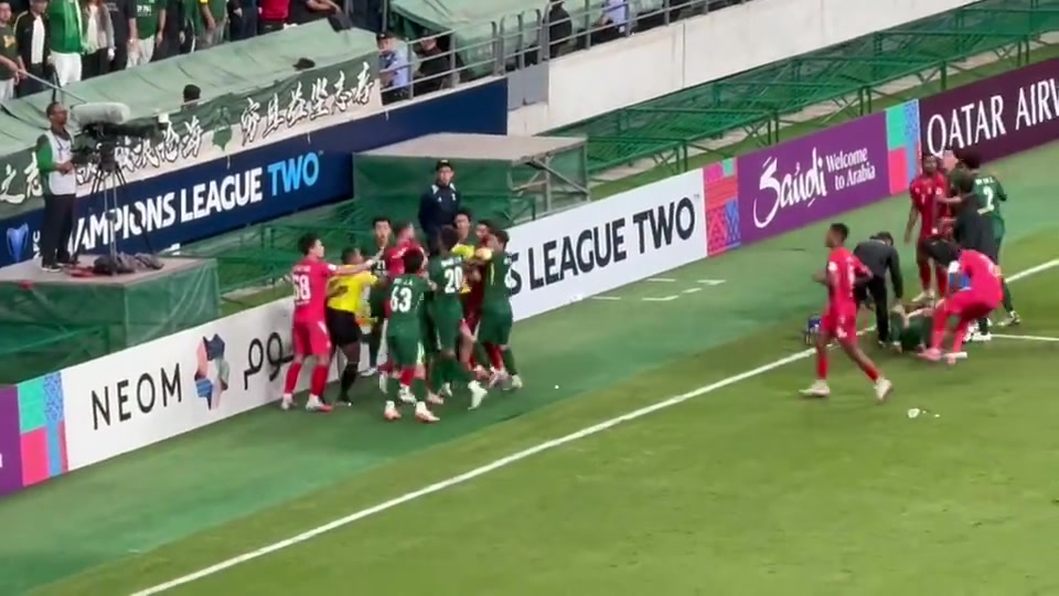 国安球员场边拳击战国安球迷怒骂CNM