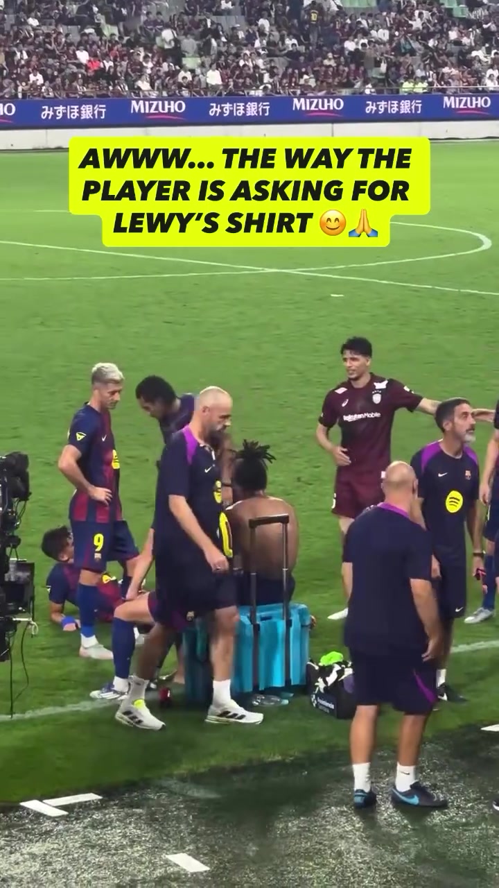 这也是助攻拉菲尼亚牵线搭桥帮助对手拿到莱万球衣