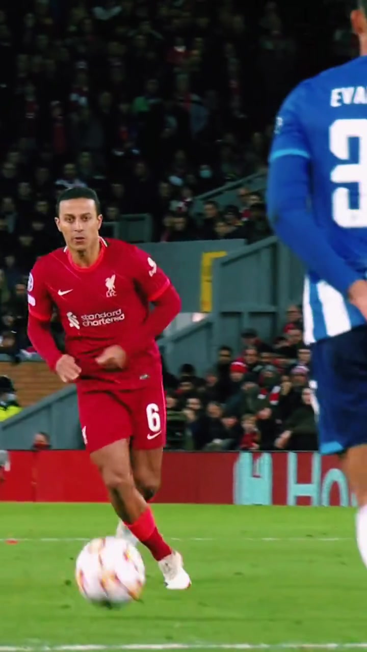 这弧线真的太离谱了你还记得蒂亚戈红军时期这记凌空斩吗