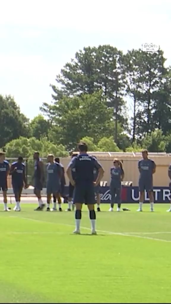 哀悼巴黎世俱杯训练前集体为若塔默哀