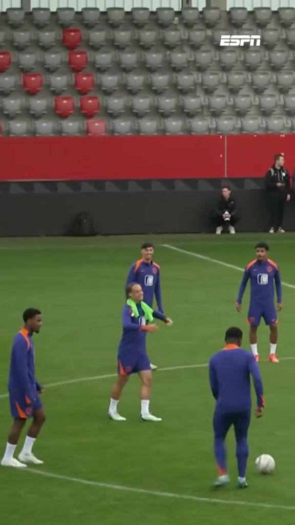 实拍蓝黑不开心这次彻底被荷兰队友们整开心了