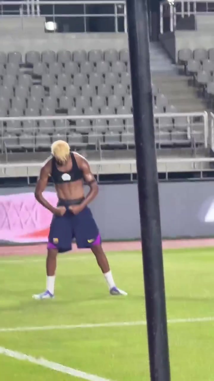 亚马尔在训练赛模仿拉什福德的庆祝动作