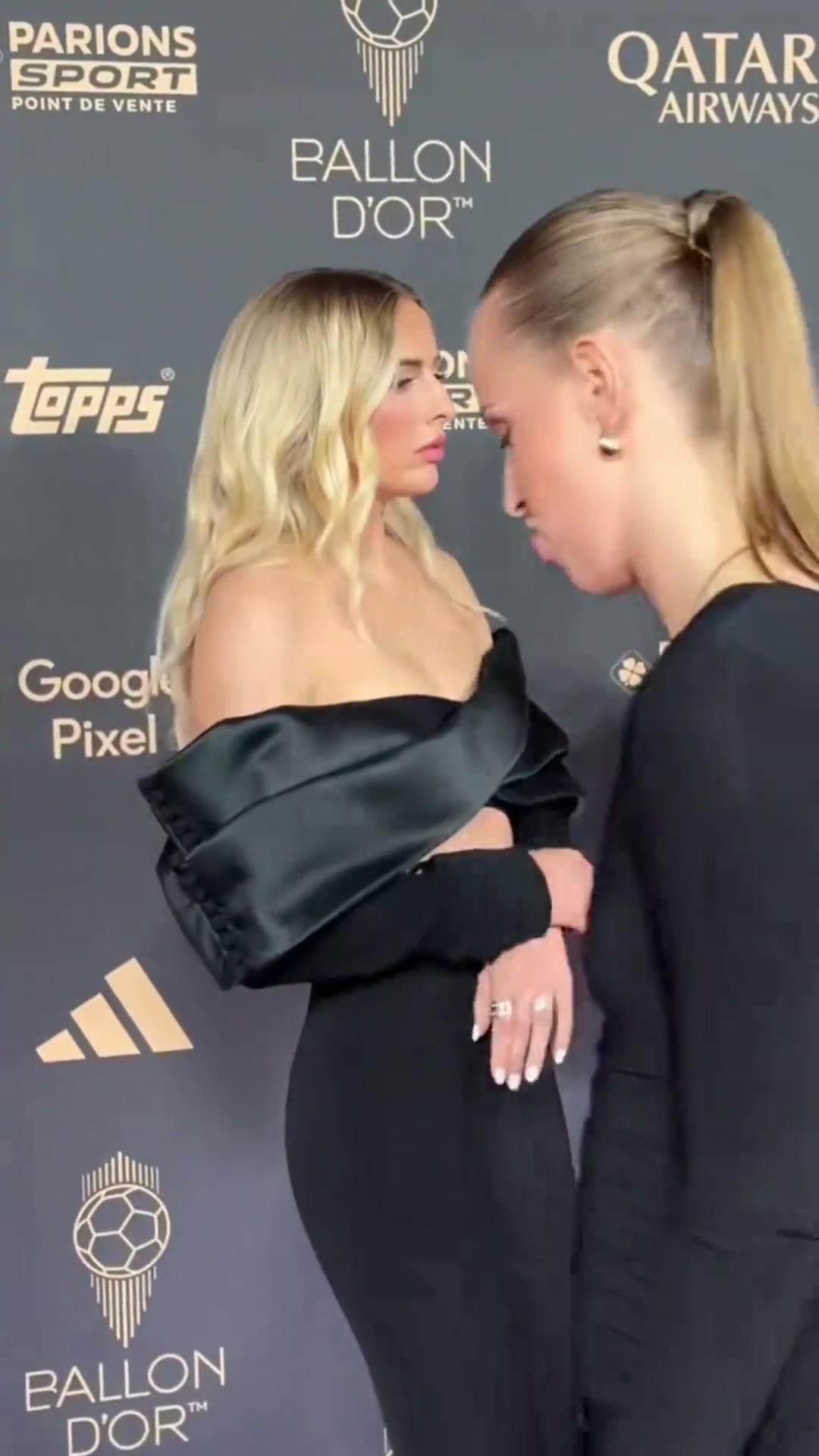 凯莉姐太美啦身着黑色低胸礼裙亮相金球奖典礼