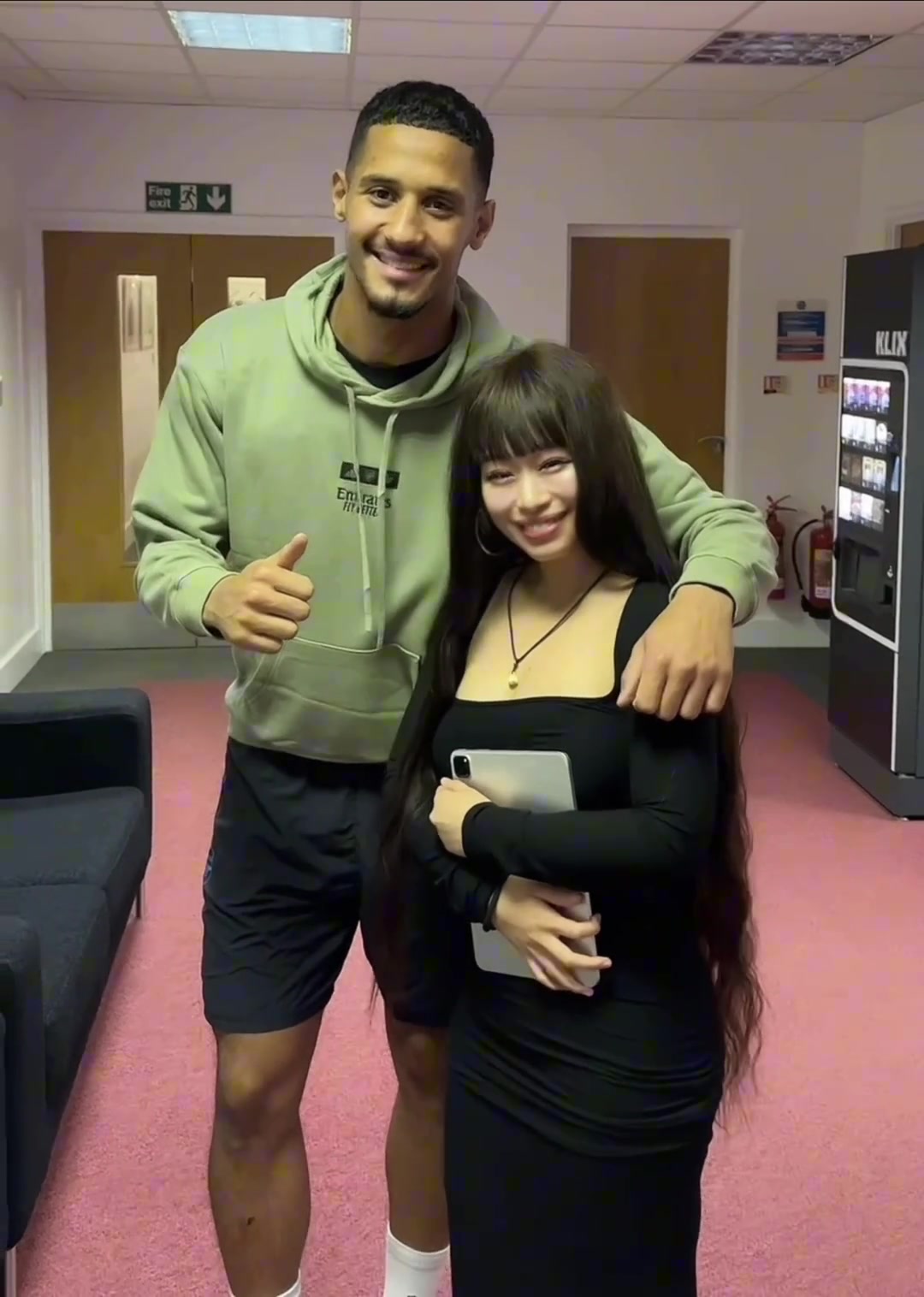 那年大老师和萨利巴合影长得很符合欧美男人对亚裔女性审美