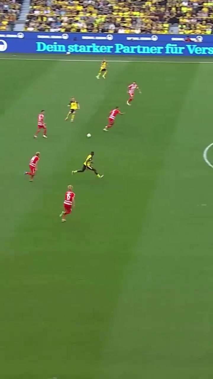 出色的首秀安塞尔米诺后场发动长传多特默契配合吉拉西破门