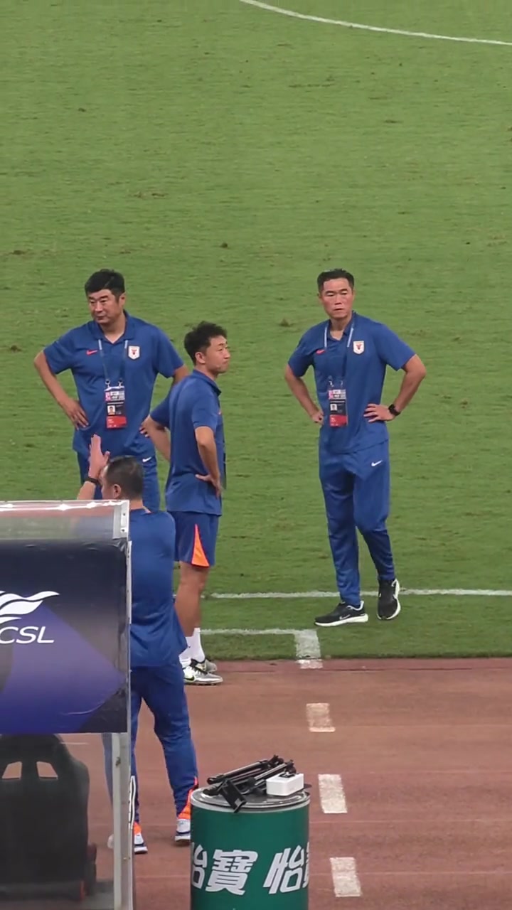 泰山队两大传奇中锋同框宿茂臻担任副总经理韩鹏暂掌泰山帅印