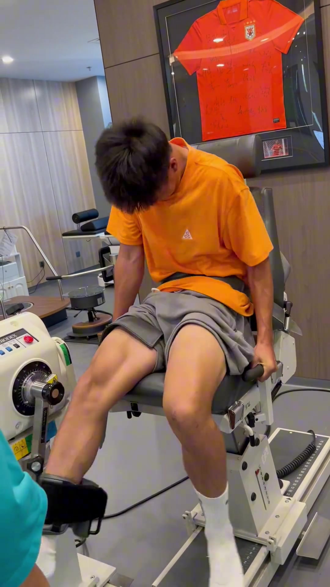 19岁彭啸的等速肌力测试接近满分这是泰山队未来的后防大闸啊