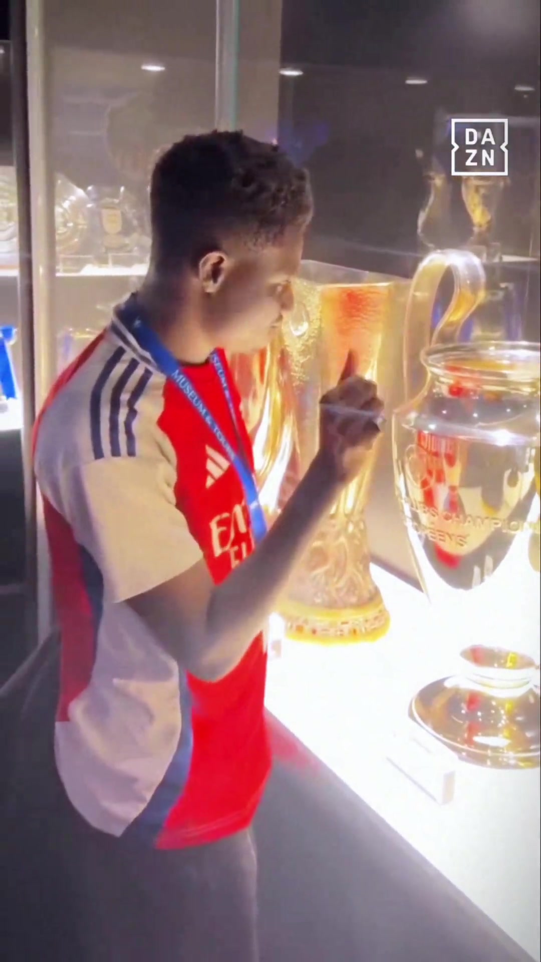 羡慕嫉妒恨阿森纳球迷参观切尔西奖杯时的表情