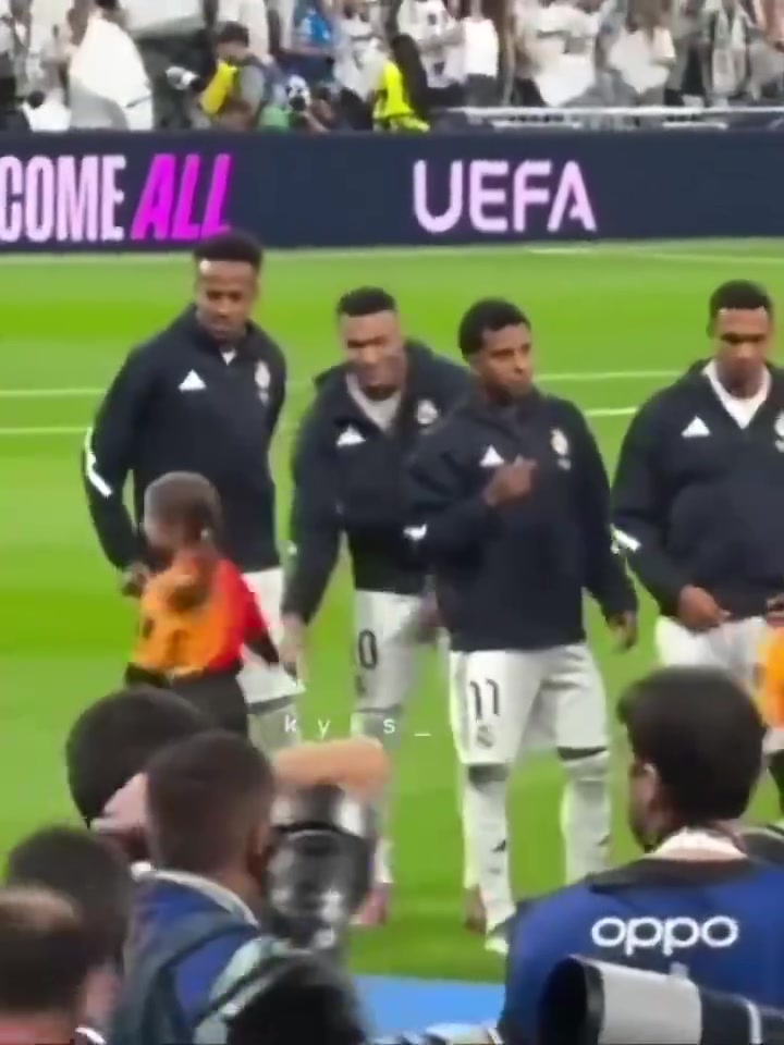 暖男小球童跑向姆巴佩想要他的外套后者爽快答应