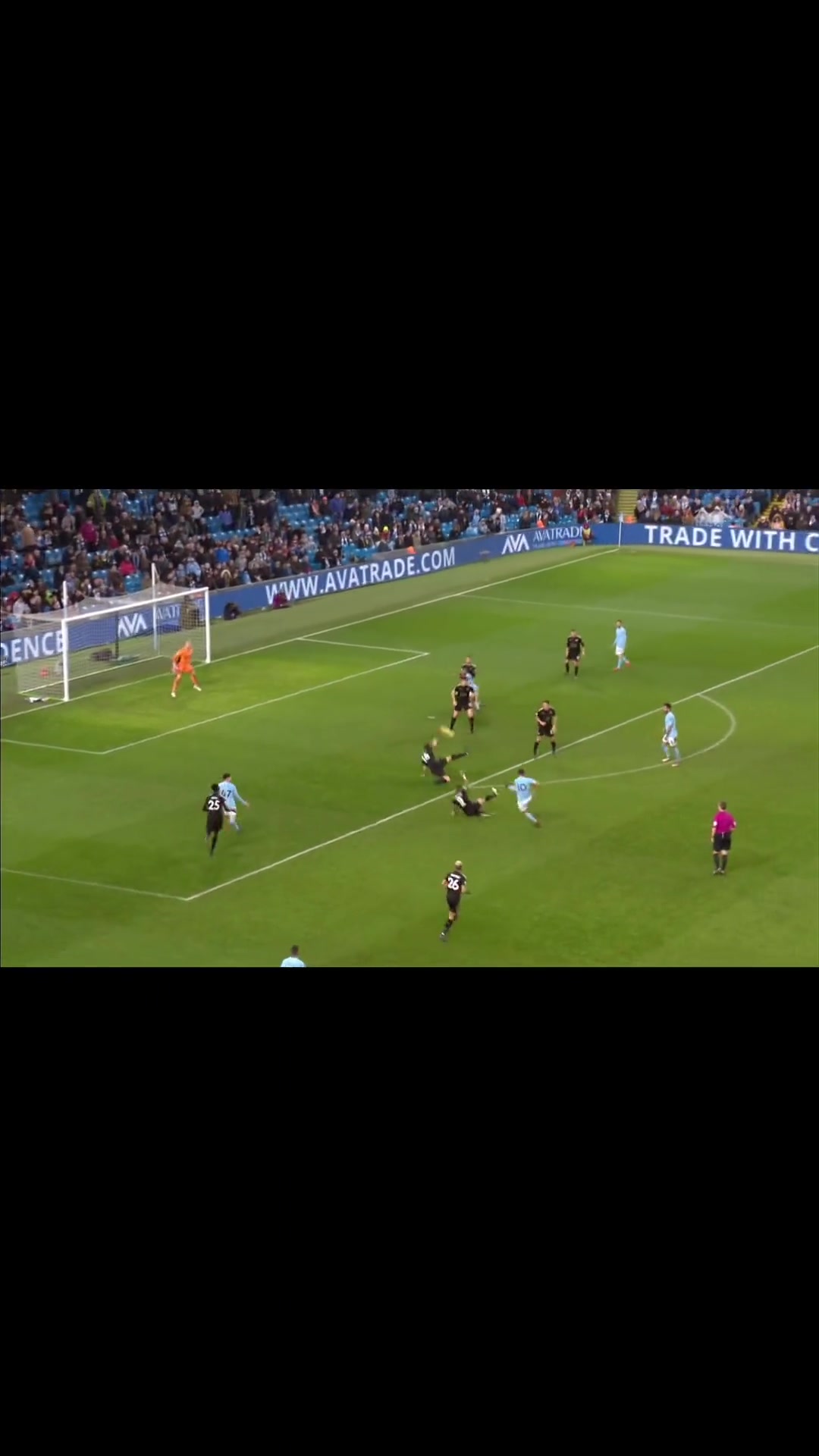 太酷了曼城没有哪个踢球的男生会拒绝这种爆杆声吧