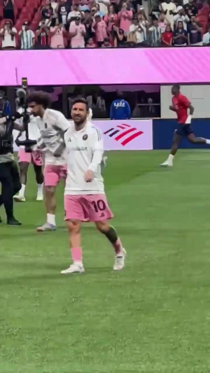 梅西看到不好意思了老奶奶手持玫瑰举标语年龄只是一个数字